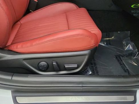 Used 2025 Genesis G70 2.5T image 23