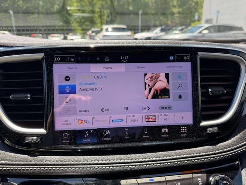 Used 2024 Chrysler Pacifica Limited FWD image 29