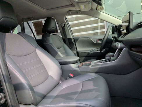 Used 2025 Toyota RAV4 Limited image 35