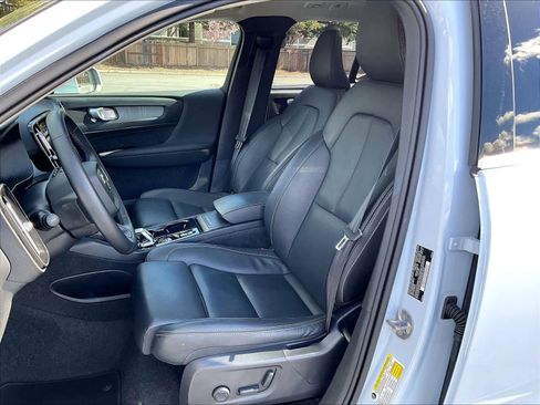 Used 2025 Volvo XC40 B5 Plus image 28