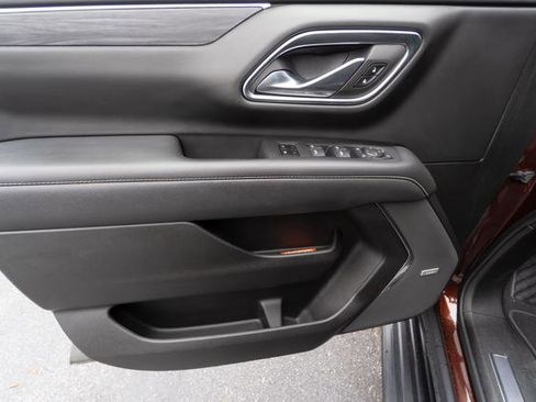 Used 2023 GMC Yukon SLT w/ SLT Luxury Package image 12