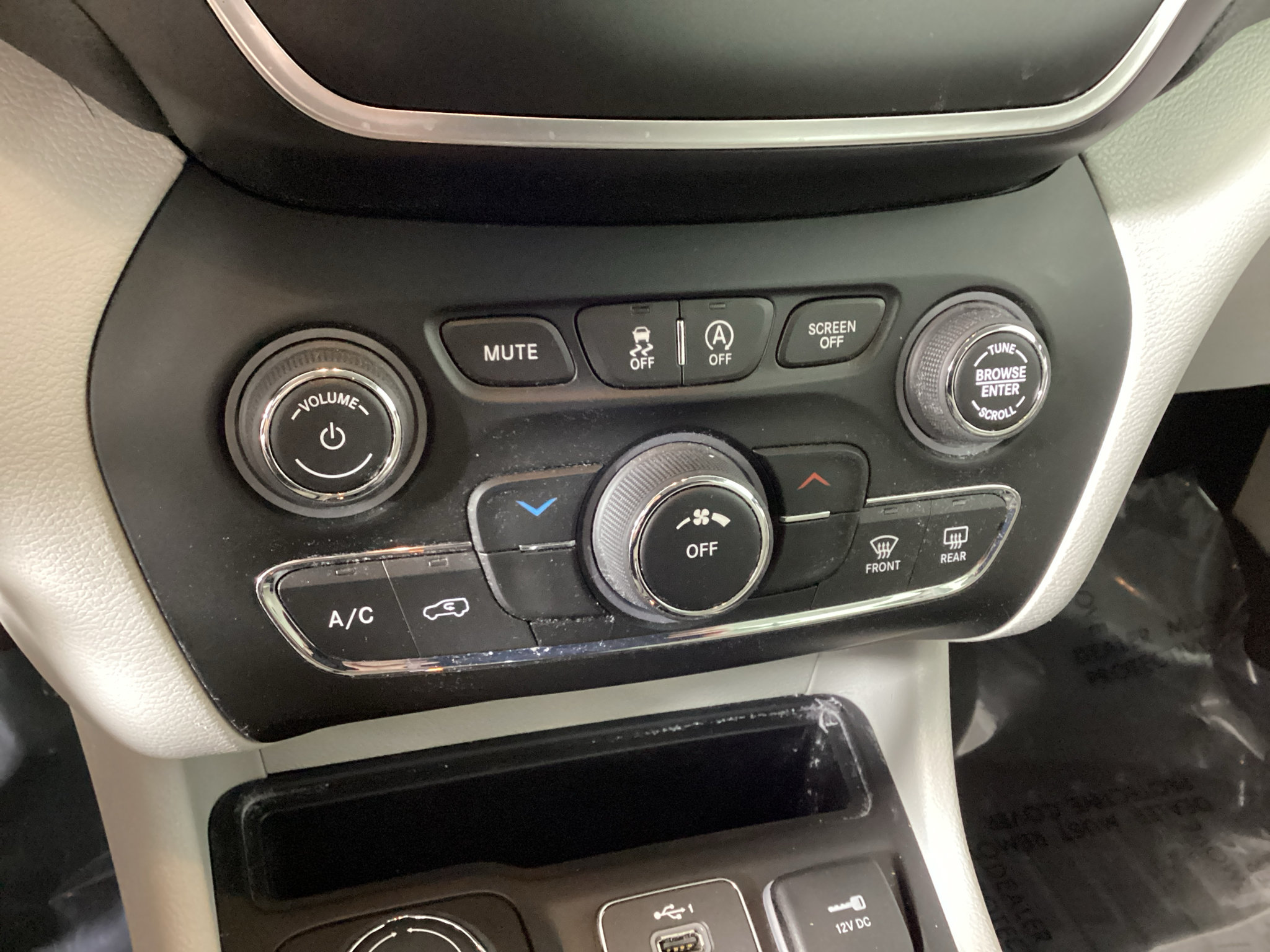 Used 2020 Jeep Cherokee Latitude Lux w/ Trailer Tow Group AWD/4WD image 28