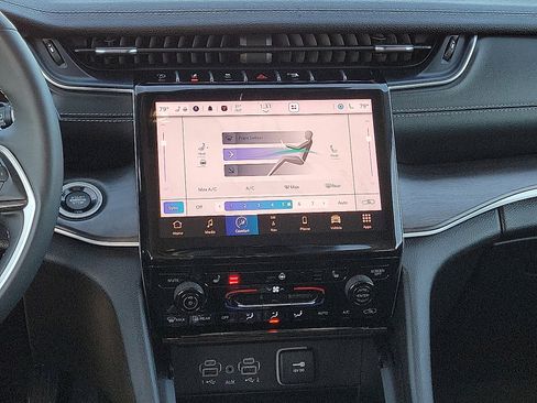 Used 2024 Jeep Grand Cherokee Limited image 10