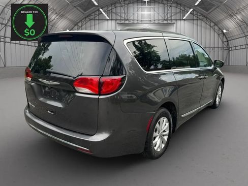 Used 2017 Chrysler Pacifica Touring-L FWD image 5
