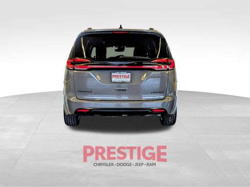Used 2025 Chrysler Pacifica Limited FWD image 8