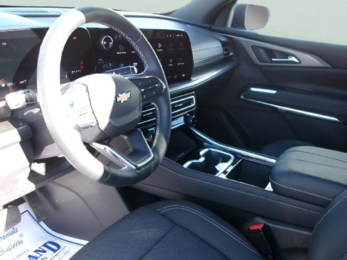 Used 2025 Chevrolet Traverse LT image 12