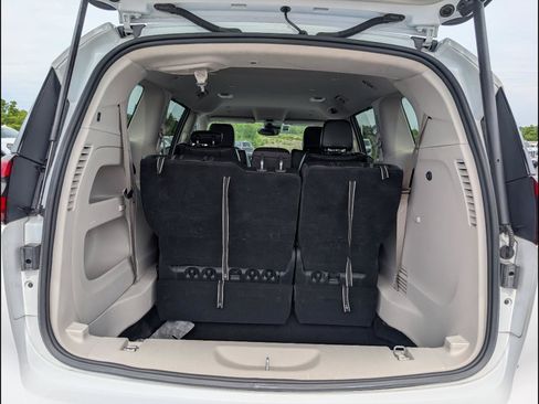 Used 2023 Chrysler Pacifica Touring-L FWD image 22