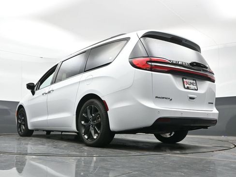 Used 2025 Chrysler Pacifica Limited image 53