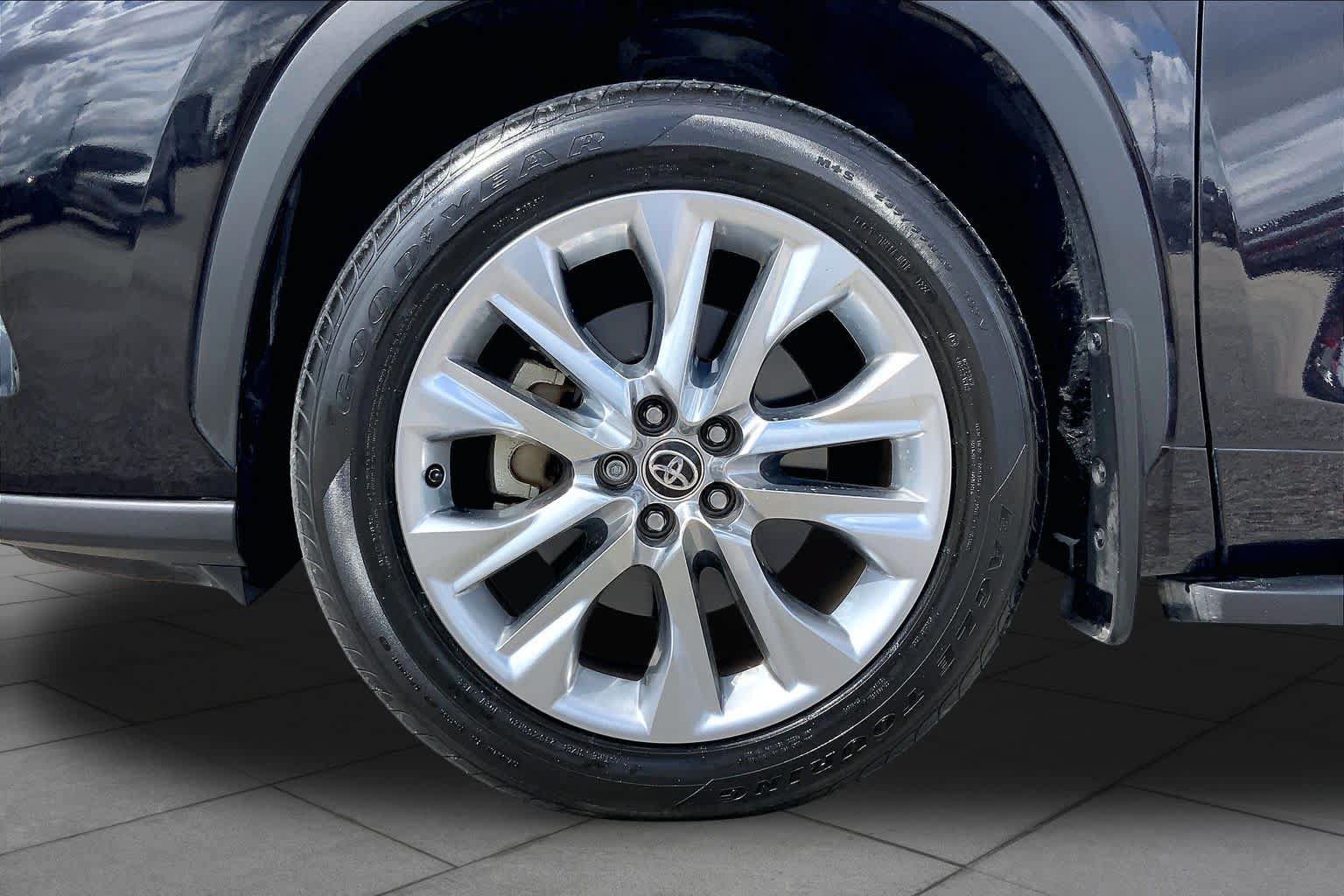 Used 2020 Toyota Highlander Limited FWD image 11