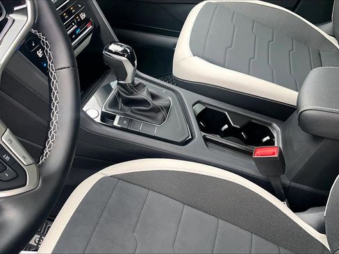 New 2026 Volkswagen Taos SE FWD image 7