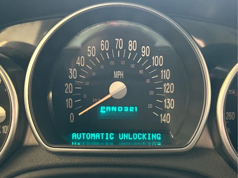 Used 2004 Chevrolet SSR w/ Preferred Equipment Group RWD image 40