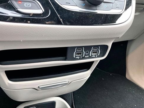 Used 2023 Chrysler Pacifica Touring-L FWD image 27