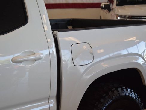 Used 2017 Toyota Tacoma SR AWD/4WD image 18