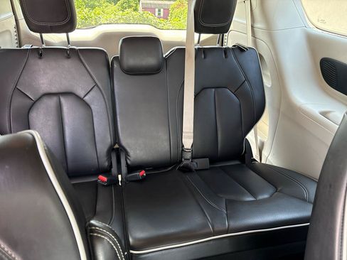 Used 2023 Chrysler Pacifica Limited FWD image 30