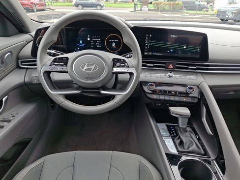 Certified 2025 Hyundai Elantra SEL FWD image 11