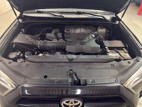 Used 2018 Toyota 4Runner SR5 Premium AWD/4WD image 32