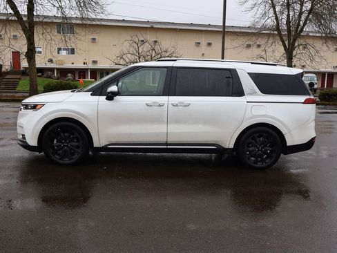 Used 2024 Kia Carnival SX Prestige image 3