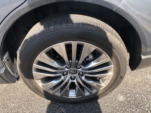 Used 2024 Toyota Venza Limited image 12