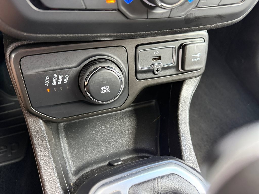 Used 2023 Jeep Renegade Latitude AWD/4WD image 35