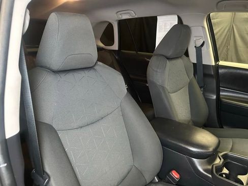 Used 2021 Toyota RAV4 XLE AWD/4WD image 15