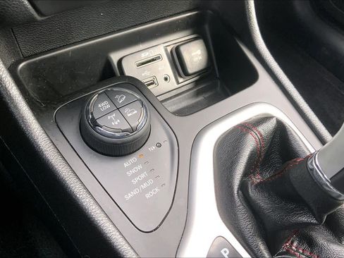 Used 2017 Jeep Cherokee Trailhawk image 34