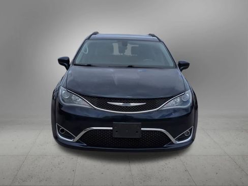 Used 2017 Chrysler Pacifica Touring-L FWD image 9