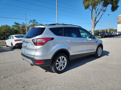 Used 2017 Ford Escape SE w/ Equipment Group 201A image 3