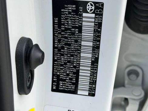Used 2018 Toyota Corolla LE FWD image 19