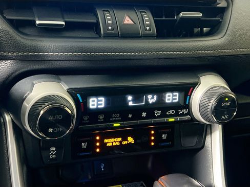 Used 2021 Toyota RAV4 Limited image 27