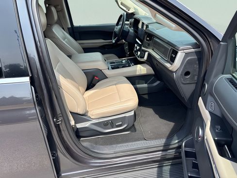 Used 2024 Ford Expedition XLT RWD image 12