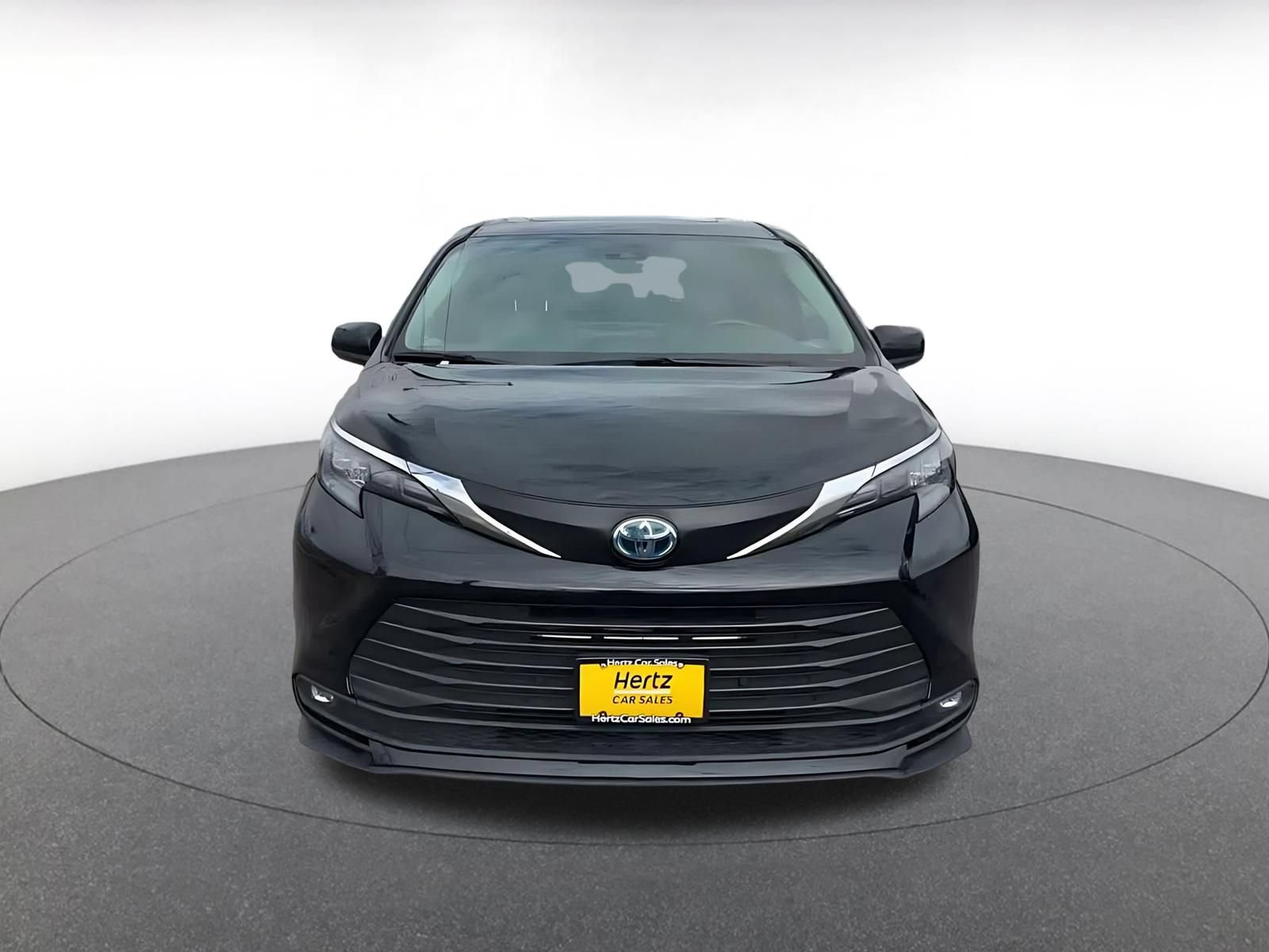 Used 2025 Toyota Sienna XLE FWD image 4