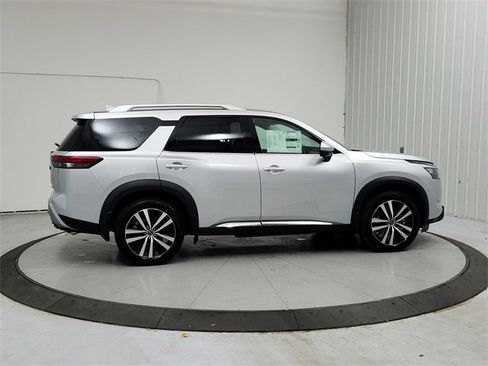 Used 2025 Nissan Pathfinder Platinum w/ Black Appearance Package image 8