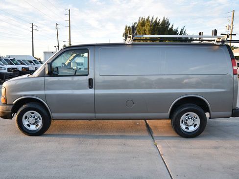 Used 2010 Chevrolet Express 2500 image 4