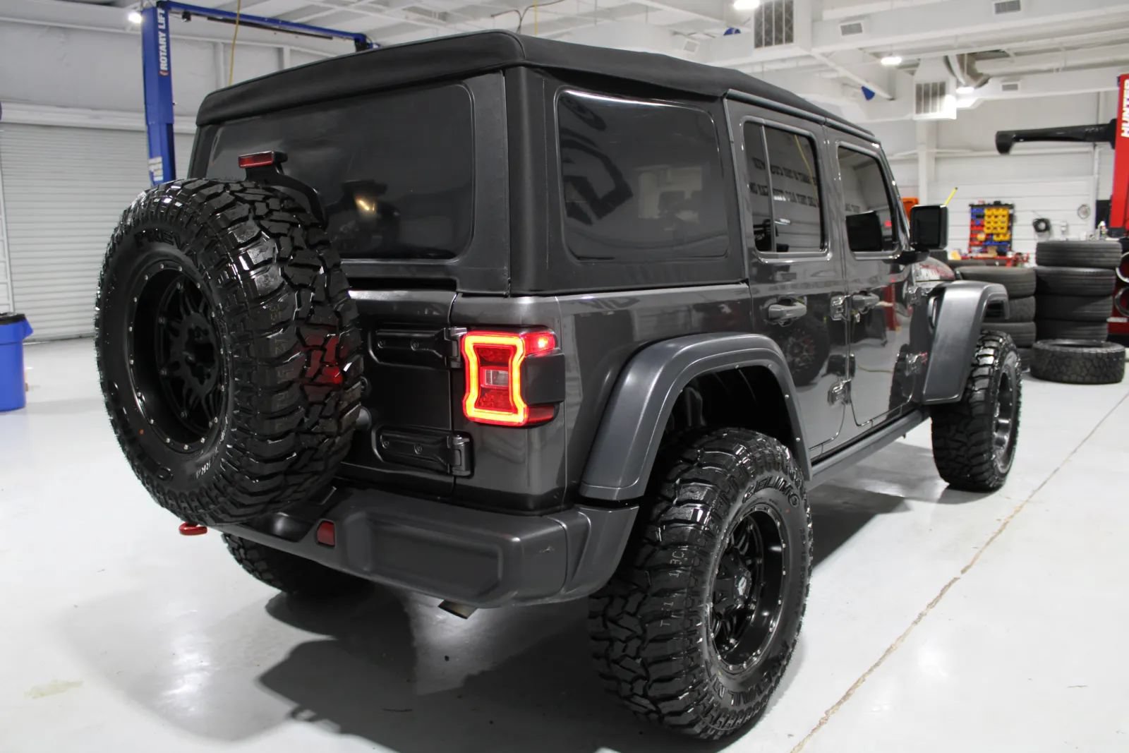 Used 2022 Jeep Wrangler Unlimited Rubicon w/ LED Lighting Group AWD/4WD image 35