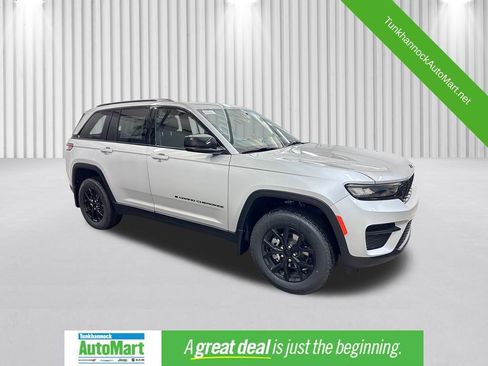 New 2025 Jeep Grand Cherokee Laredo image 1