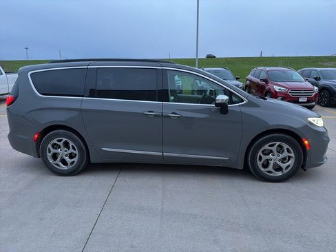 Used 2023 Chrysler Pacifica Limited FWD image 4