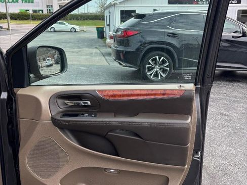 Used 2015 Chrysler Town & Country Touring image 31