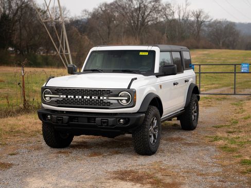 New 2025 Ford Bronco Badlands image 9