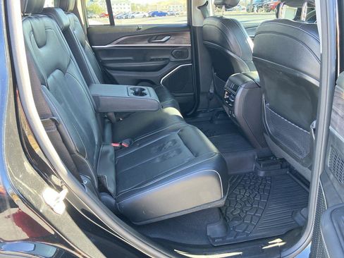 Used 2022 Jeep Grand Cherokee Limited w/ Luxury Tech Group II image 32