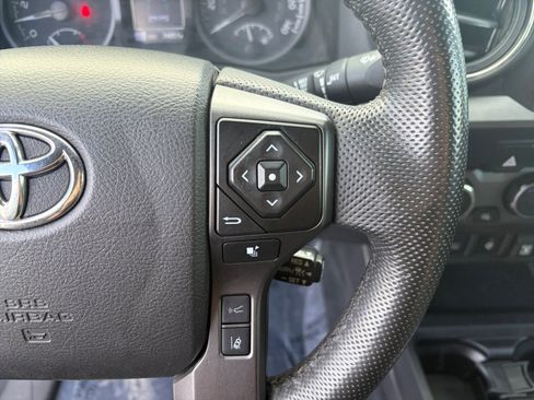 Used 2022 Toyota Tacoma TRD Off-Road AWD/4WD image 15