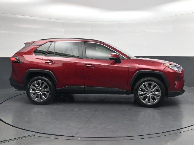 Used 2020 Toyota RAV4 XLE Premium FWD image 3