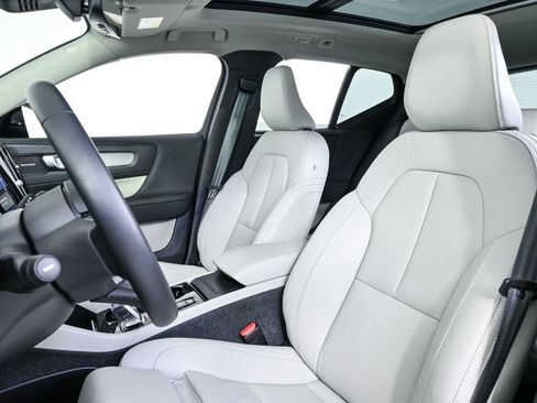 Certified 2025 Volvo XC40 B5 Plus image 7