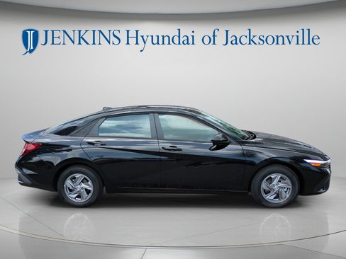 New 2025 Hyundai Elantra SE FWD image 2