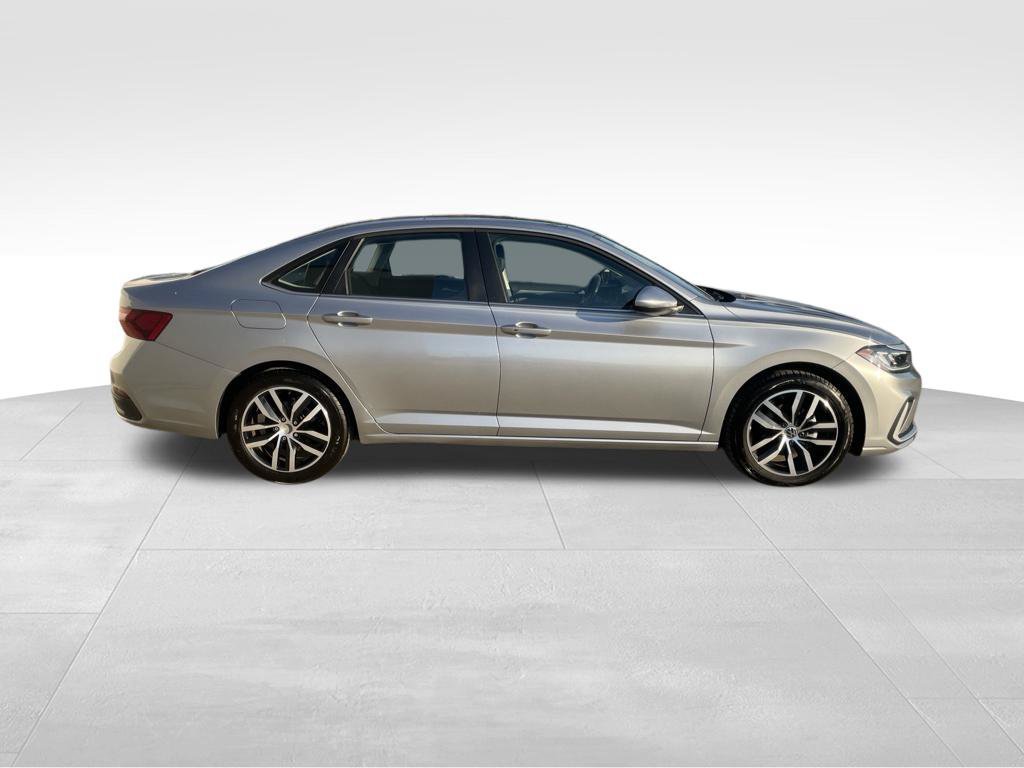 Used 2025 Volkswagen Jetta SE FWD image 4