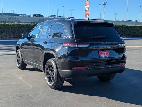 Used 2024 Jeep Grand Cherokee Altitude image 11