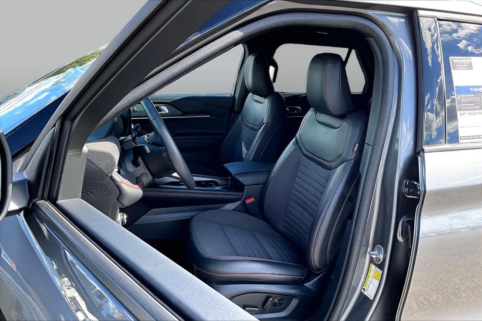 Used 2025 Ford Explorer ST-Line w/ Premium Package AWD/4WD image 9