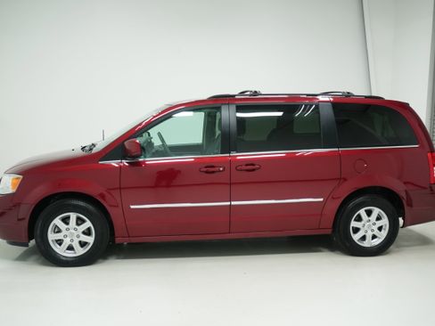Used 2010 Chrysler Town & Country Touring image 7
