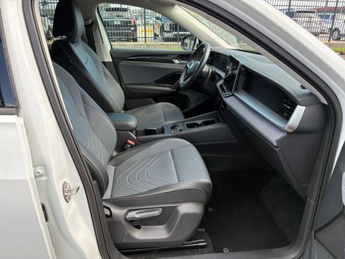 Used 2026 Volkswagen Tiguan SE AWD/4WD image 33