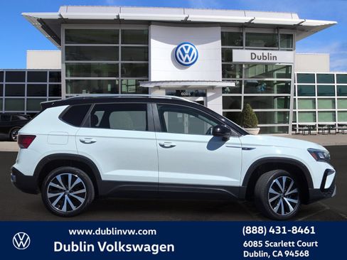Certified 2023 Volkswagen Taos SE FWD image 3