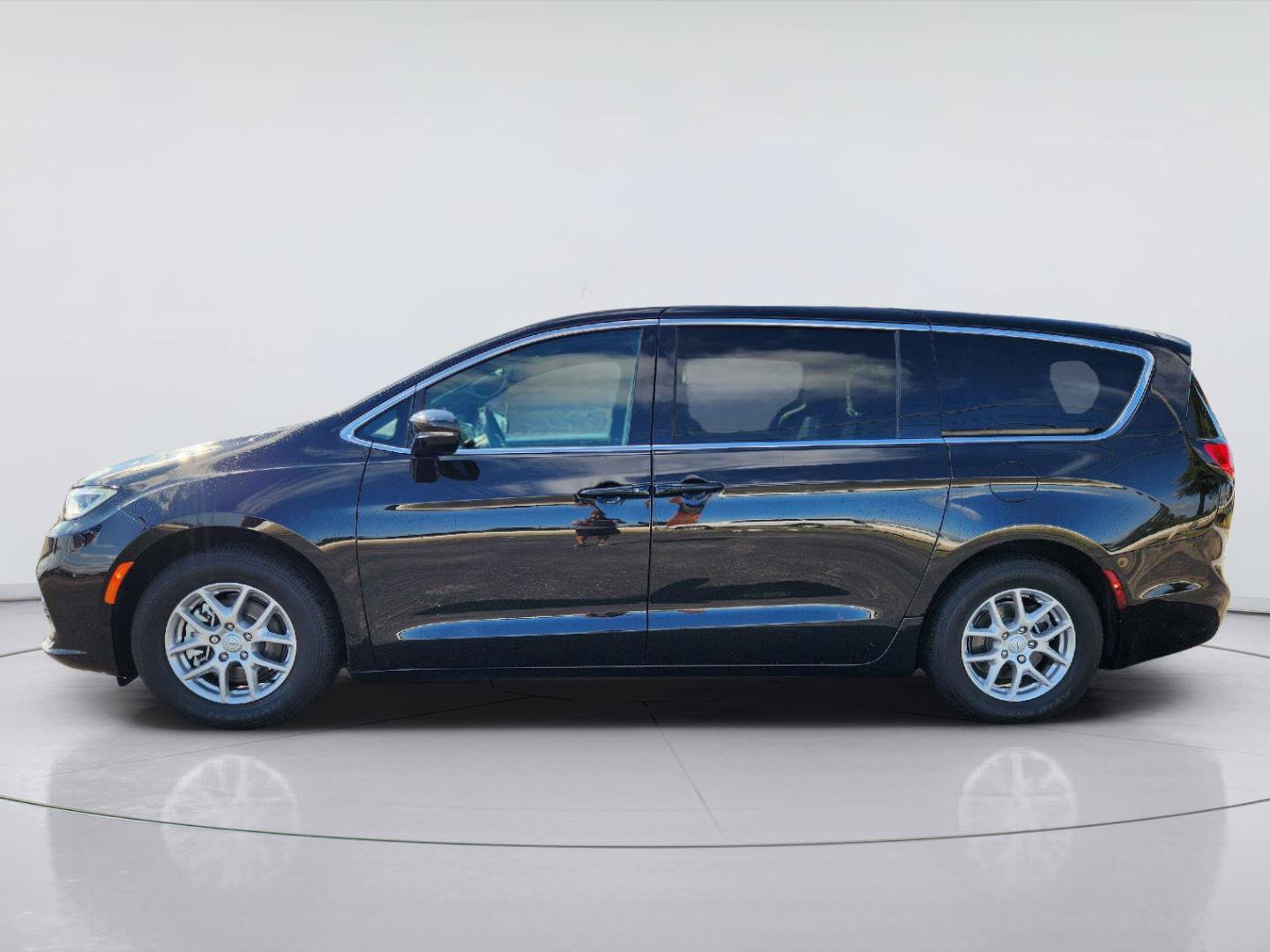 Used 2025 Chrysler Pacifica Select FWD image 5